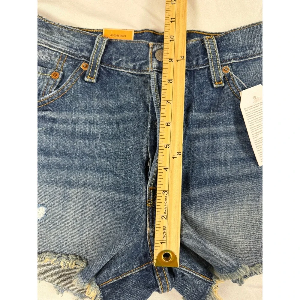 Levis 501 Original Fit Denim Shorts Medium Wash Blue Raw Hem Size 28 NEW